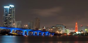 A bridge that is lit up at night.